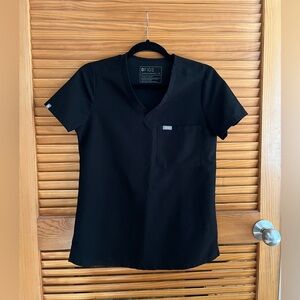 FIGS Women’s Catarina One-Pocket Scrub Top, Black, XS